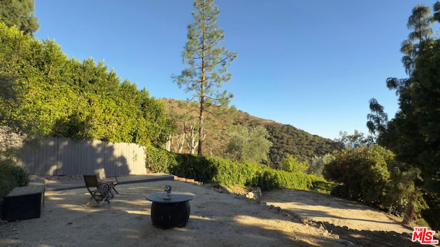 view of yard featuring a mountain view