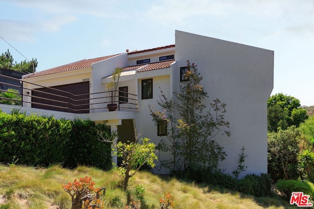 view of front facade featuring a balcony