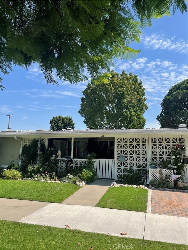 view of front of property with a front yard