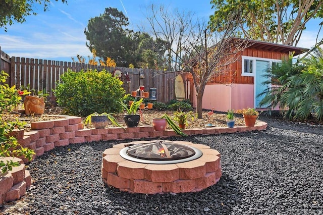 view of yard featuring an outdoor fire pit