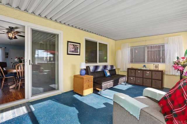 sunroom with ceiling fan