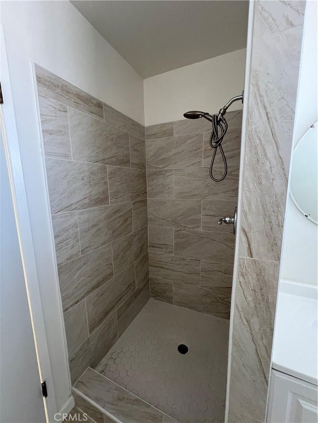 full bathroom featuring a tile shower