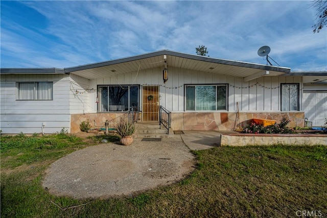 view of front of property with a front yard