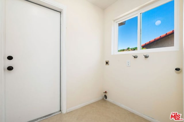 washroom with hookup for an electric dryer, hookup for a washing machine, and gas dryer hookup