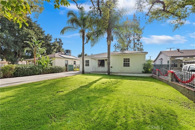 view of front of property featuring a front yard