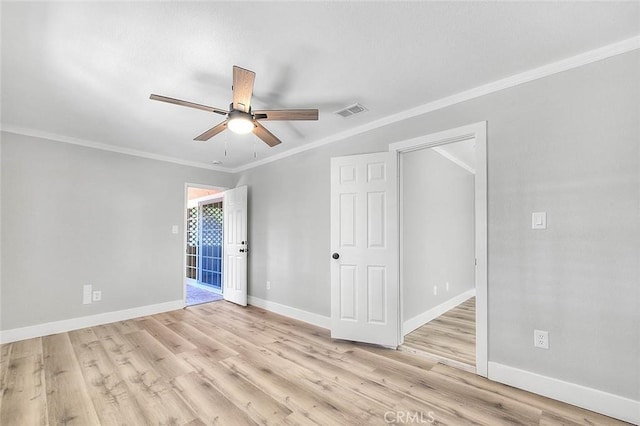 unfurnished room with light wood-type flooring, ceiling fan, and ornamental molding