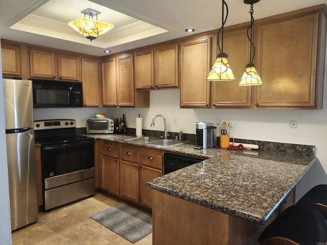 kitchen with sink, a raised ceiling, kitchen peninsula, decorative light fixtures, and black appliances