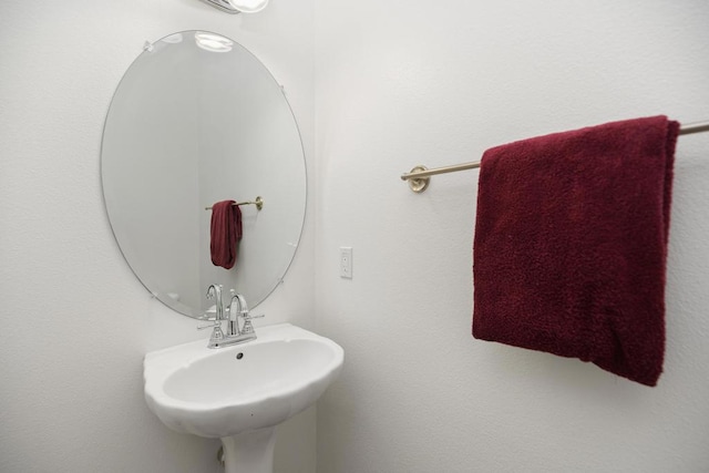 bathroom featuring sink