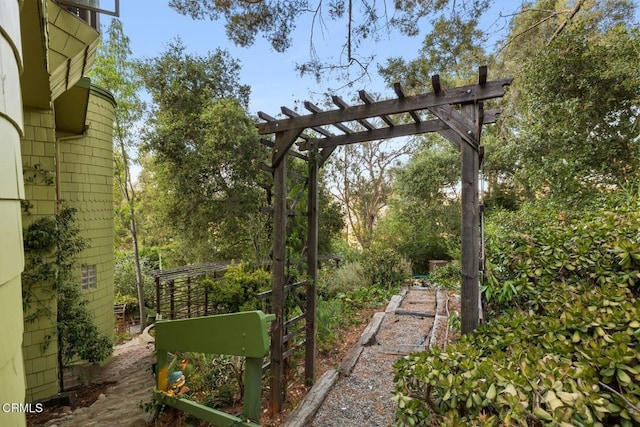 view of yard featuring a pergola