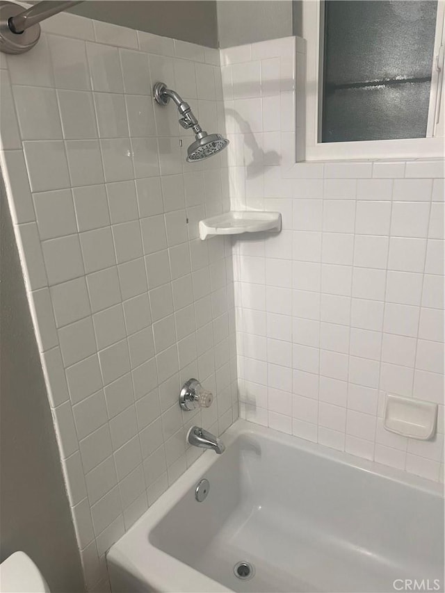 bathroom featuring tiled shower / bath combo