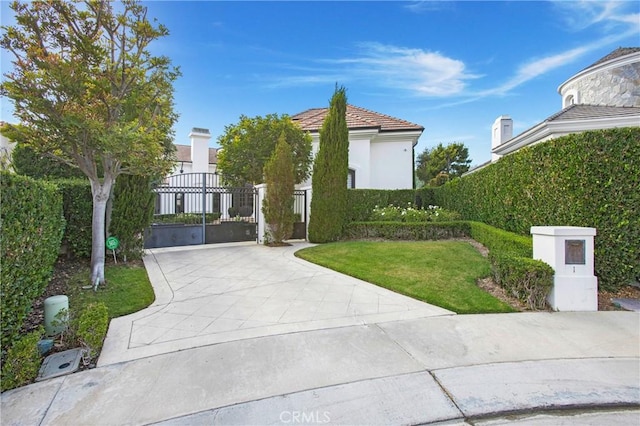 view of front of property featuring a front lawn