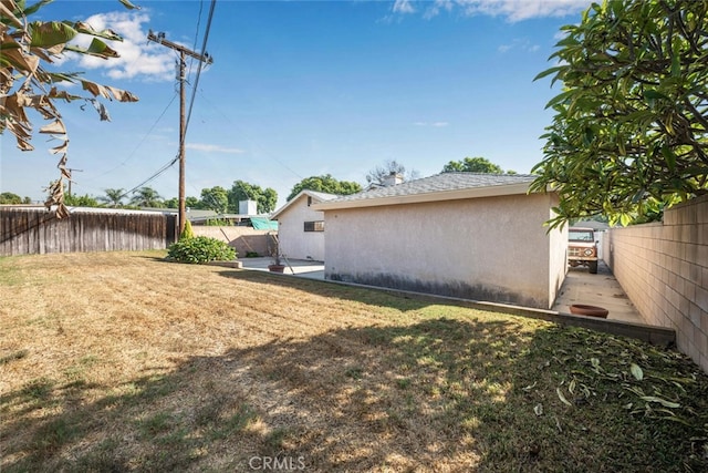 view of yard featuring a patio area