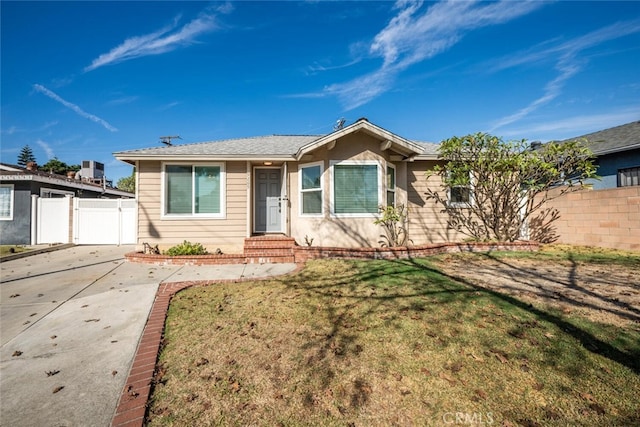 single story home with a front yard