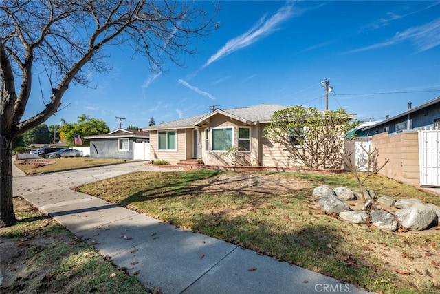 single story home featuring a front lawn