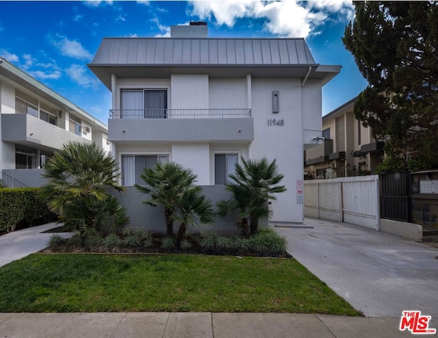 view of front facade with a front lawn