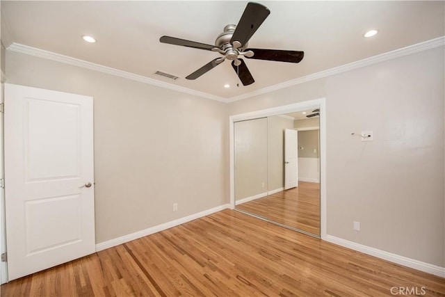 unfurnished room featuring ceiling fan, crown molding, and light hardwood / wood-style flooring