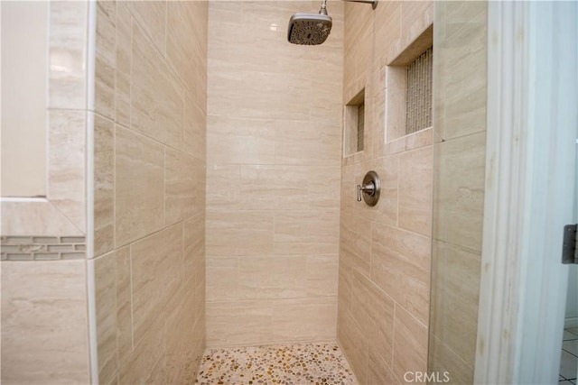 bathroom featuring a tile shower