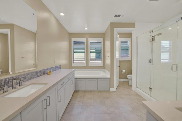 full bathroom featuring plenty of natural light, toilet, vanity, and tasteful backsplash