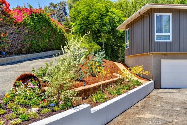 view of yard with a garage