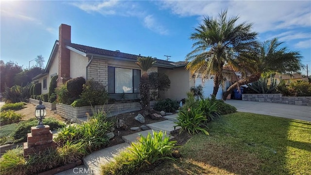 view of front of property featuring a front yard