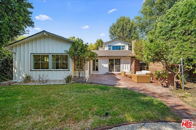 view of front of home featuring a patio and a front lawn