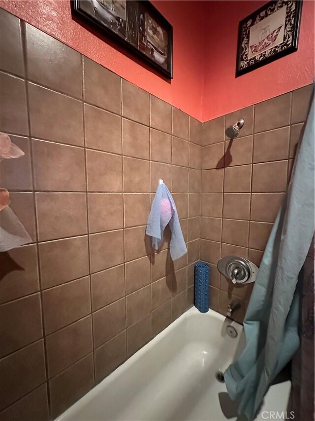 bathroom with shower / tub combo