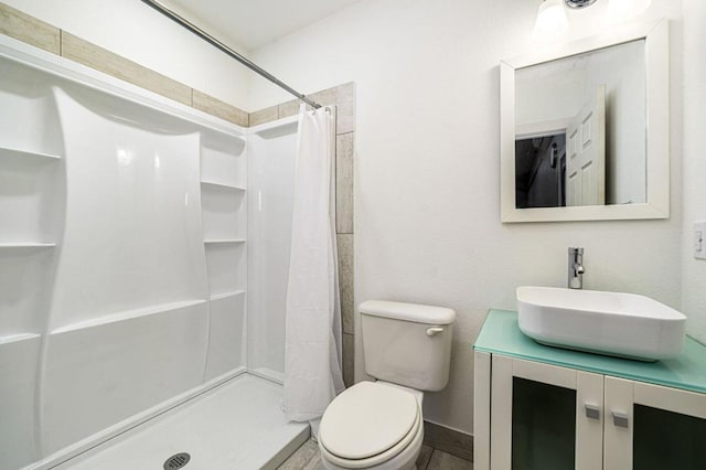 bathroom with a shower with curtain, vanity, and toilet