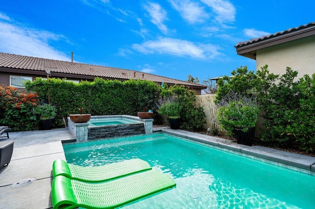 view of pool featuring an in ground hot tub