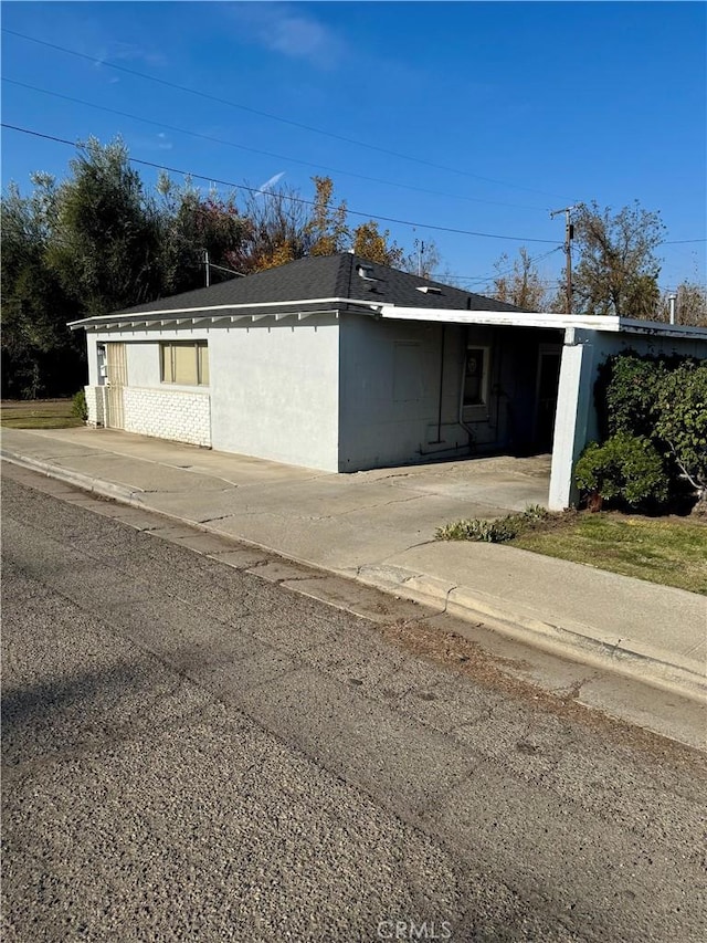 view of front facade with a carport