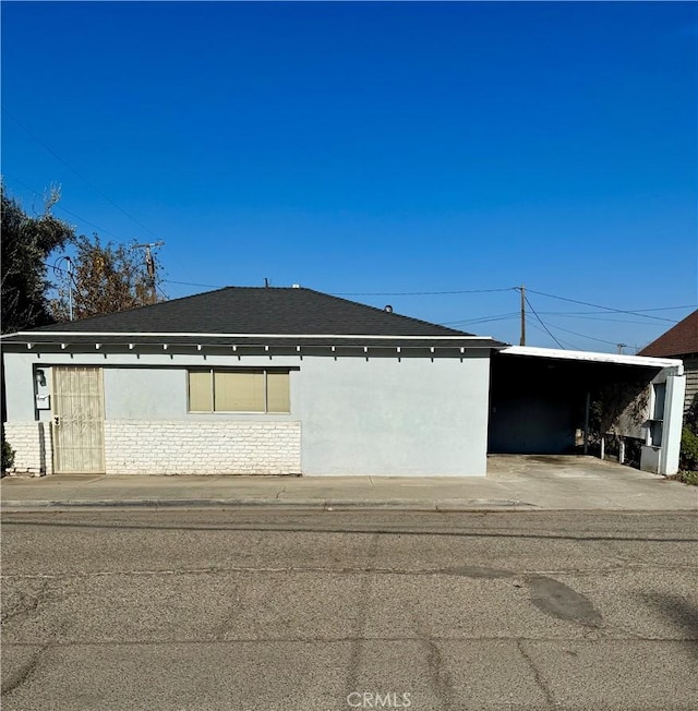 view of front facade featuring a carport