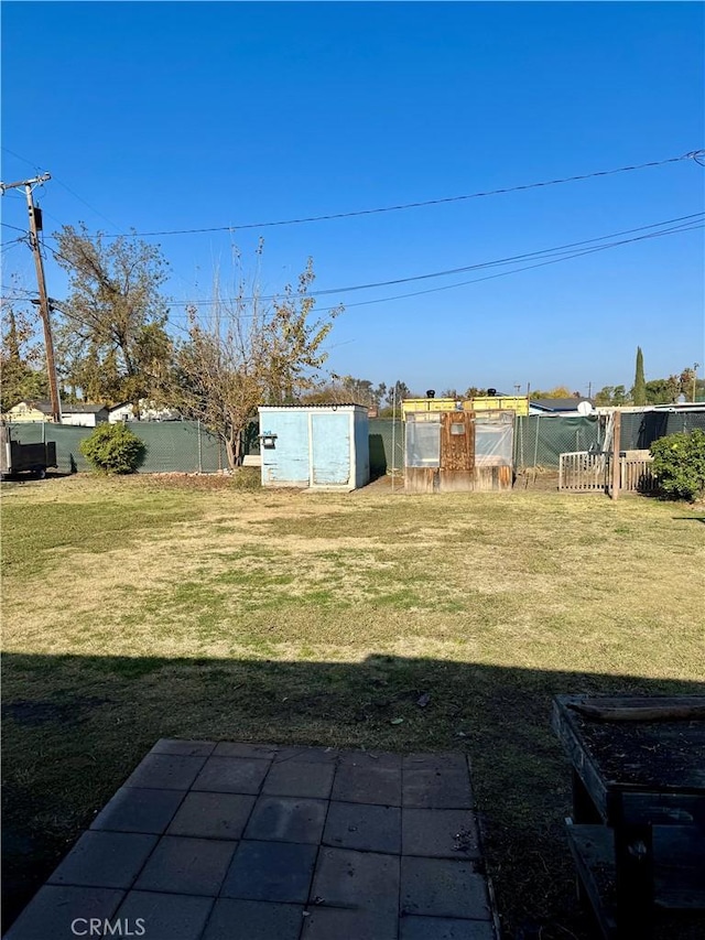 view of yard with a shed