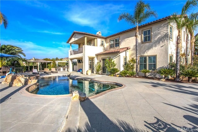 view of pool with a hot tub and a patio area