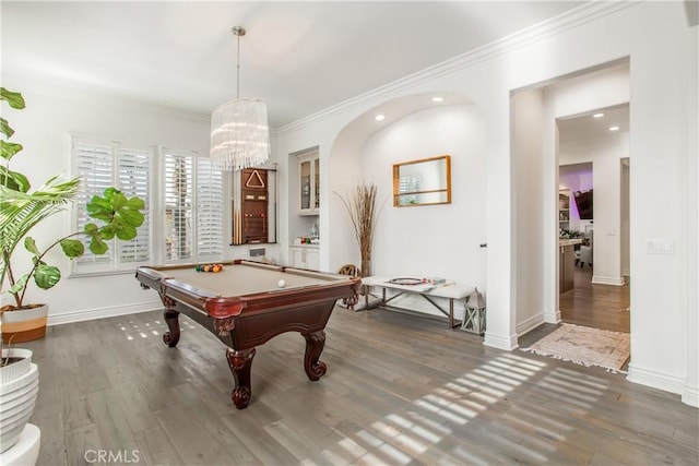 playroom with dark hardwood / wood-style flooring, an inviting chandelier, crown molding, and billiards