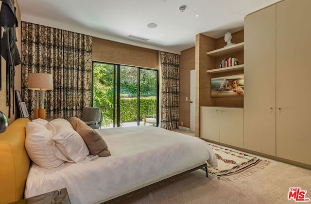 bedroom featuring carpet flooring and a closet