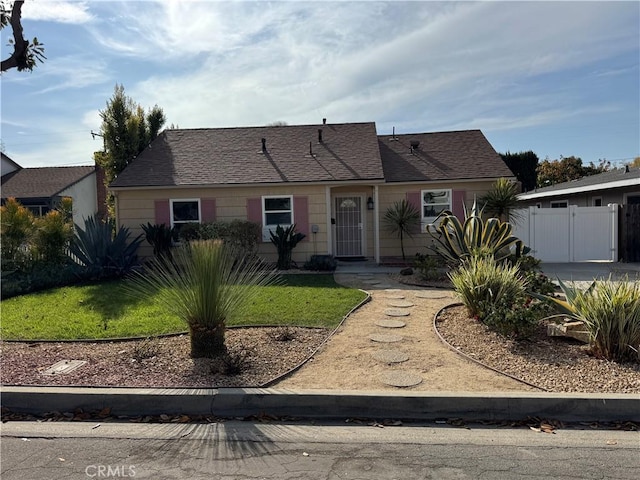 single story home featuring a front lawn