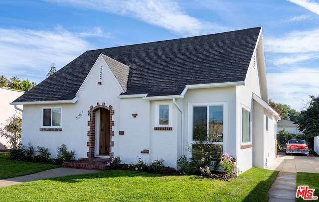 view of front of property featuring a front yard