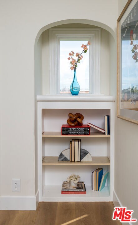 details featuring hardwood / wood-style flooring