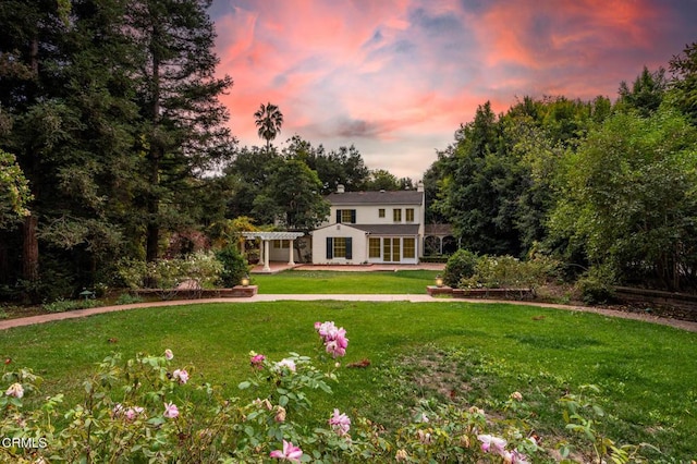 view of front of house featuring a lawn