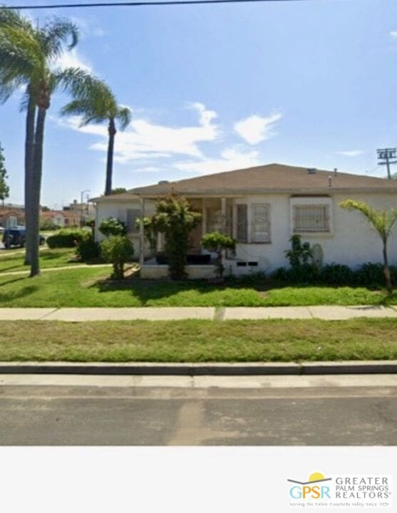 view of front of home with a front lawn