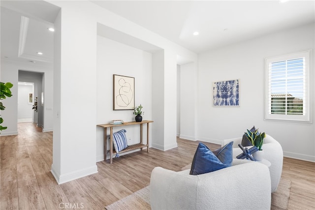 living area featuring light wood finished floors, recessed lighting, and baseboards