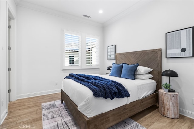 bedroom featuring recessed lighting, visible vents, baseboards, light wood-style floors, and crown molding