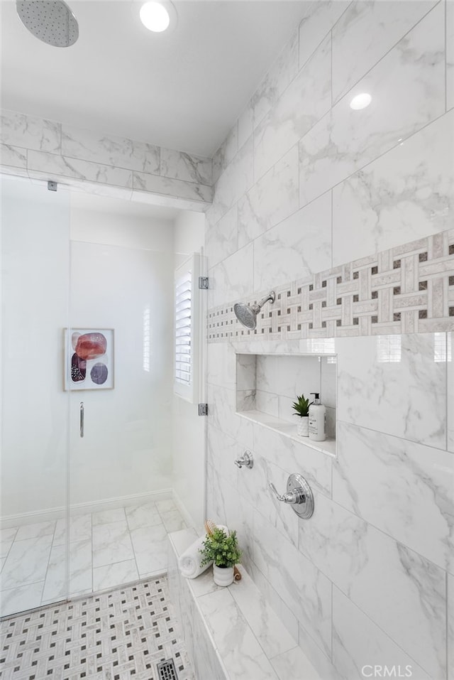 bathroom featuring a tile shower