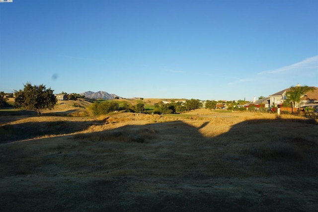 view of yard featuring a mountain view