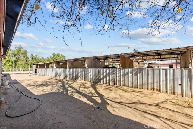 view of yard featuring an outbuilding