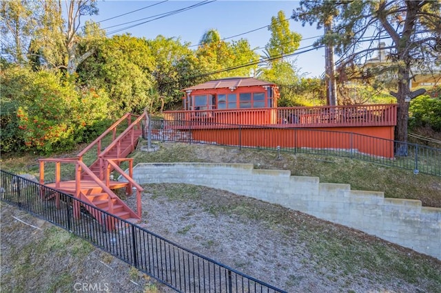 view of yard with an outdoor structure