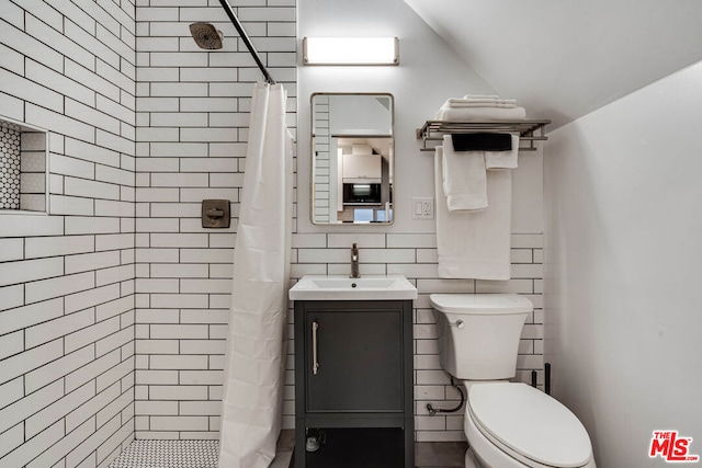 bathroom with a shower with curtain, toilet, and vanity