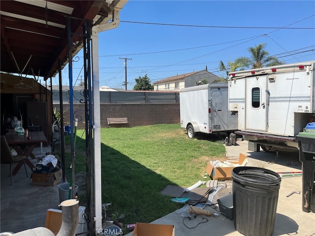 view of yard featuring a storage unit