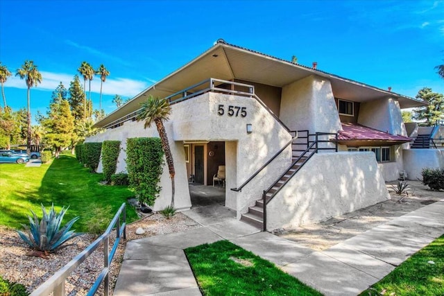 exterior space featuring a front yard