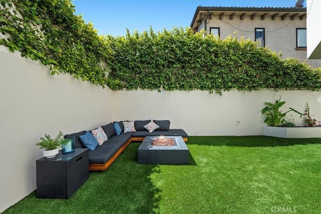 view of yard featuring an outdoor living space with a fire pit