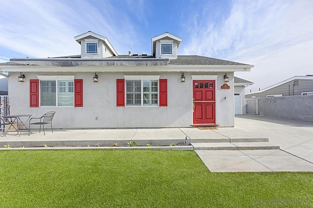 view of front of home featuring a front lawn